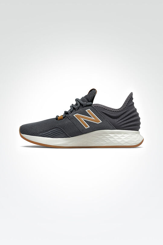 Women's sports shoes NEW BALANCE WROAVBK 4 | BLACK | Audimas